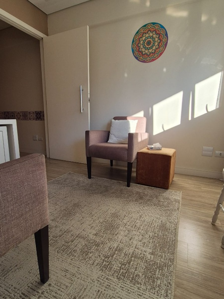 Sala de atendimento — poltronas, mandala e luz natural