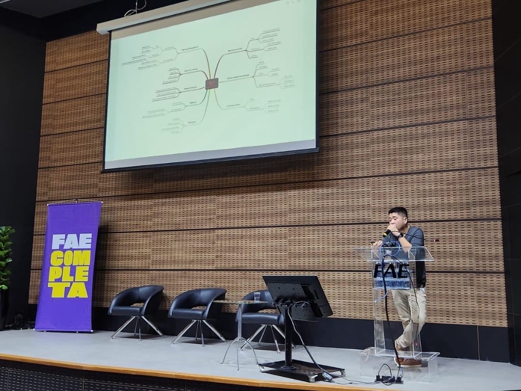 André Fukuda apresentando palestra na FAE Centro Universitário, 2024
